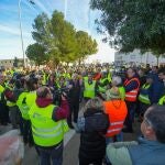 Cientos de agricultores en Carmona (Sevilla) se preparan para iniciar los primeros cortes de carretera