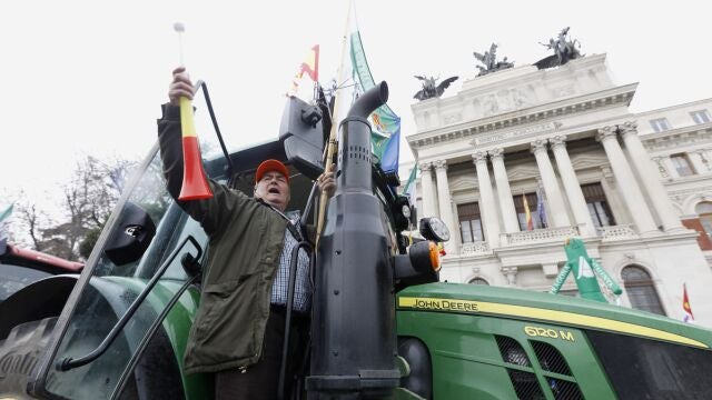 Agricultores se manifiestan a las puertas del Ministerio de Agricultura convocados Asaja. Llegada de tractores al Ministerio. © Jesús G. Feria.