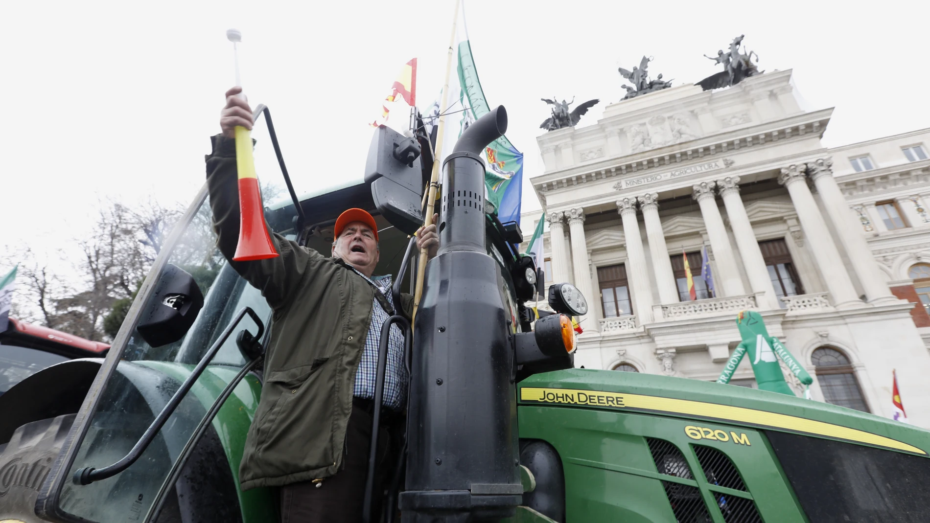 Agricultores se manifiestan a las puertas del Ministerio de Agricultura convocados Asaja. Llegada de tractores al Ministerio. © Jesús G. Feria.
