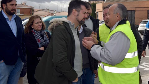 Tudanca dialoga con un agricultor en Peñaranda de Bracamonte