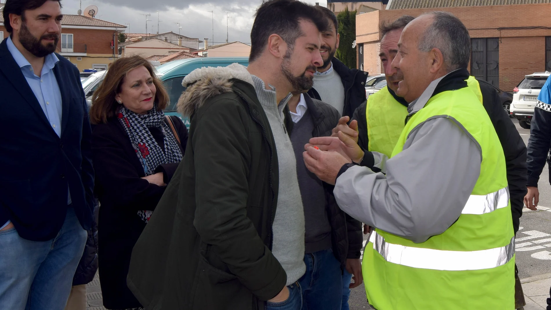 Tudanca dialoga con un agricultor en Peñaranda de Bracamonte