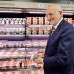 GRAFCVA2953. PATERNA, 12/03/2019.- El presidente de Mercadona, Juan Roig, muestra uno de los productos de la sección de 'Platos preparados', tras presentar los resultados económicos de la compañía correspondientes al ejercicio de 2018 y las previsiones de 2019. EFE/Manuel Bruque