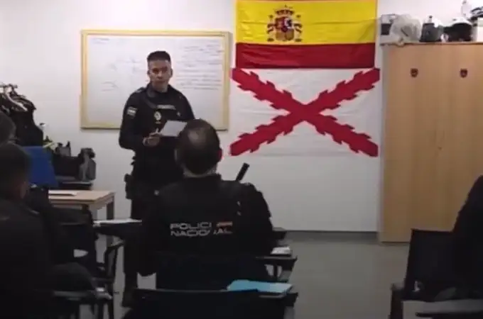 Sumar denuncia la “fascista” Cruz de Borgoña en una comisaría de Canarias 
