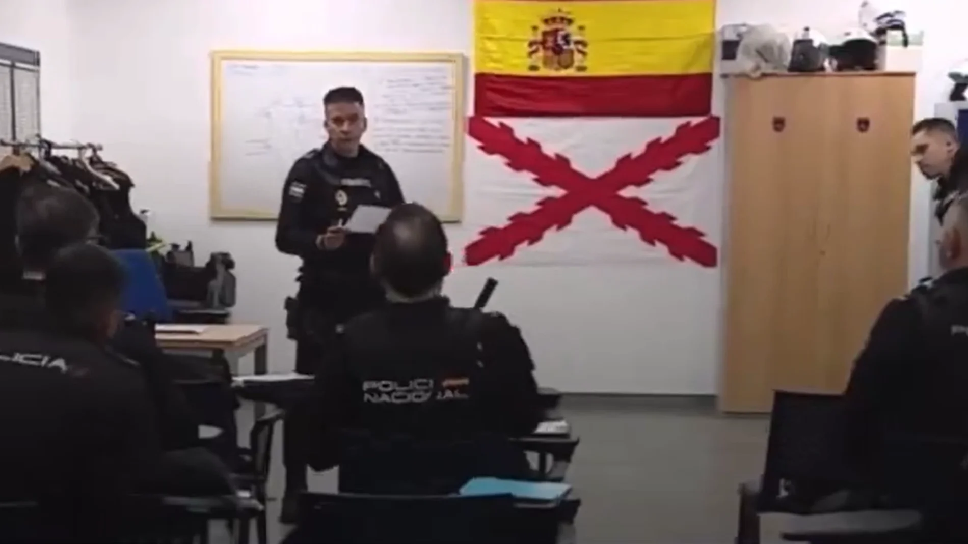 La Cruz de Borgoña en la comisaría de Las Palmas en una captura de RTVE