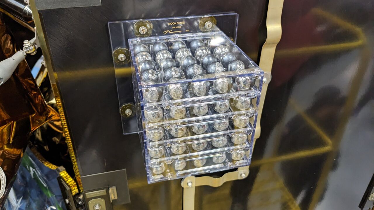 Jeff Koons manda a la Luna 125 obras de arte