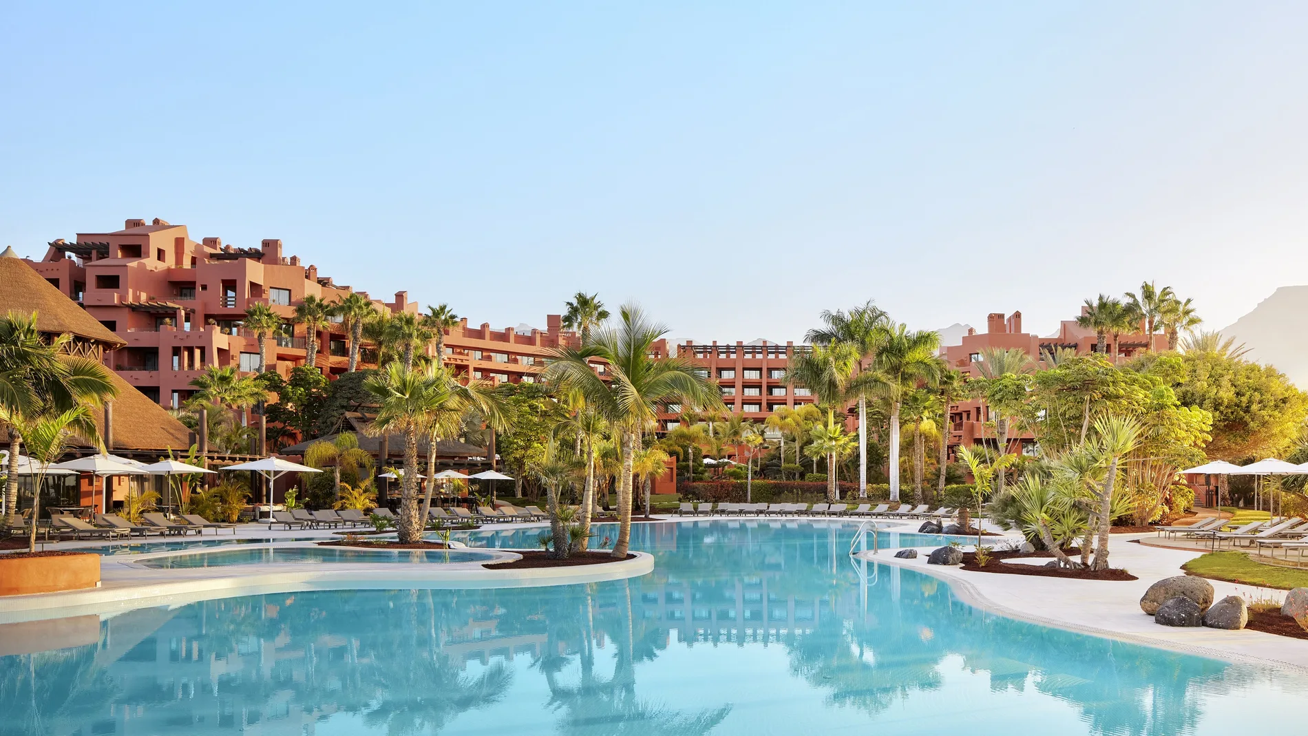 Tivoli La Caleta Tenerife Resort, vista de la piscina de agua salada