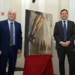 Carlos Velázquez, alcalde de Toledo, presenta el cartel elegido para la Semana Santa de Toledo 2024 junto a su autor Daniel Torres