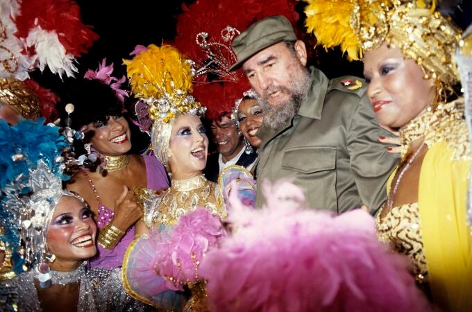 Fidel Castro rodeado de artistas en la sala Tropicana, en La Habana, el 16 de noviembre del 86
