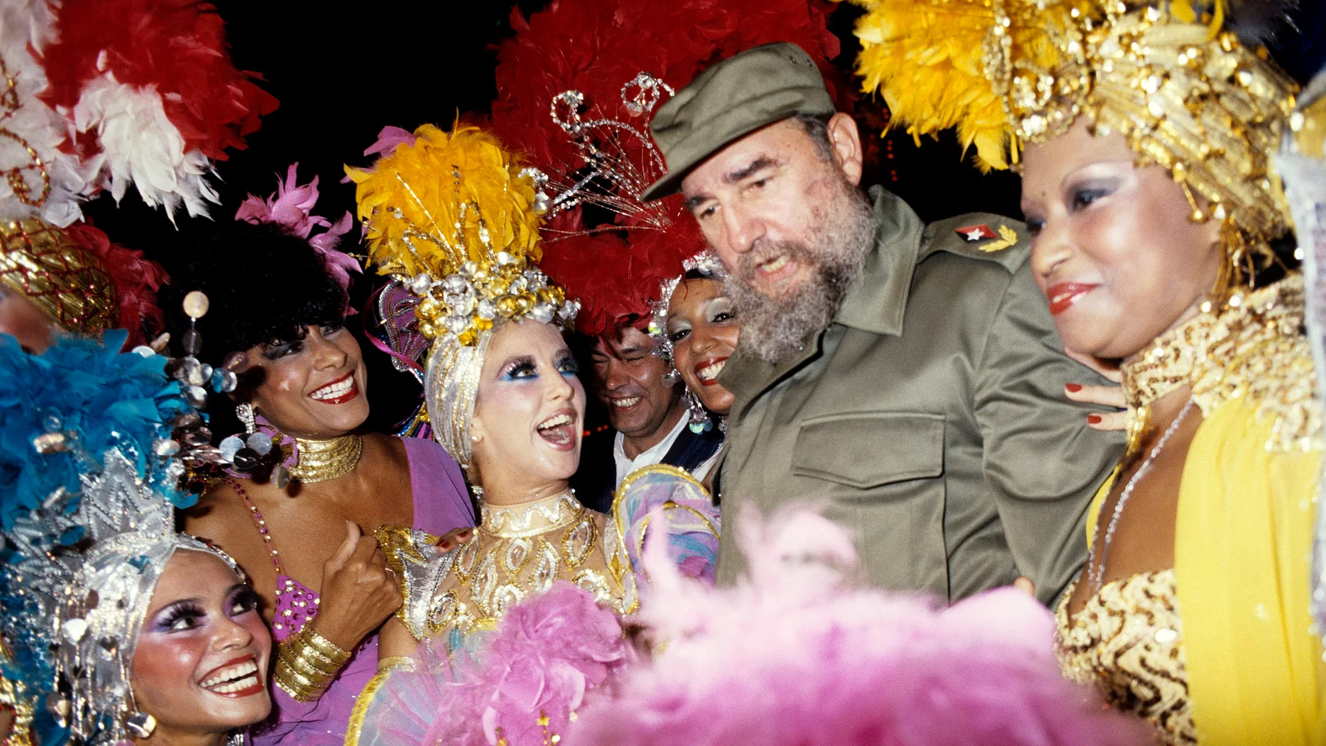 Fidel Castro rodeado de artistas en la sala Tropicana, en La Habana, el 16 de noviembre del 86
