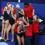 Las jugadoras españolas y el cuerpo técnico celebran la medalla de bronce