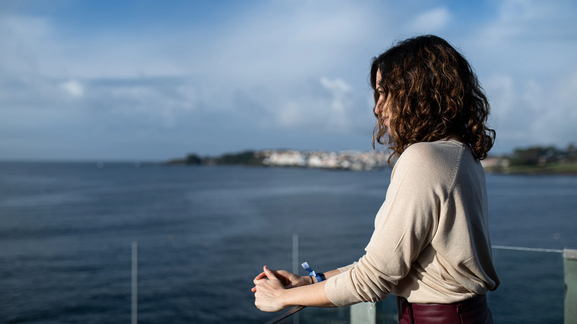 La presidenta de la Comunidad de Madrid, Isabel Díaz Ayuso, en la terraza del Real Club Náutico de Sanxenxo, a su llegada a un desayuno con empresarios de Sanxenxo, a 16 de febrero de 2024, en Sanxenxo, Pontevedra, Galicia (España). 16 FEBRERO 2024;SANXENXO;PONTEVEDRA;AYUSO;DESAYUNO INFORMATIVO;DESAYUNO EMPRESARIOS Elena Fernández / Europa Press 16/02/2024