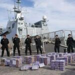 Miembros de la Armada y Policía Nacional posan tras la incautación de droga en una operación conjunta