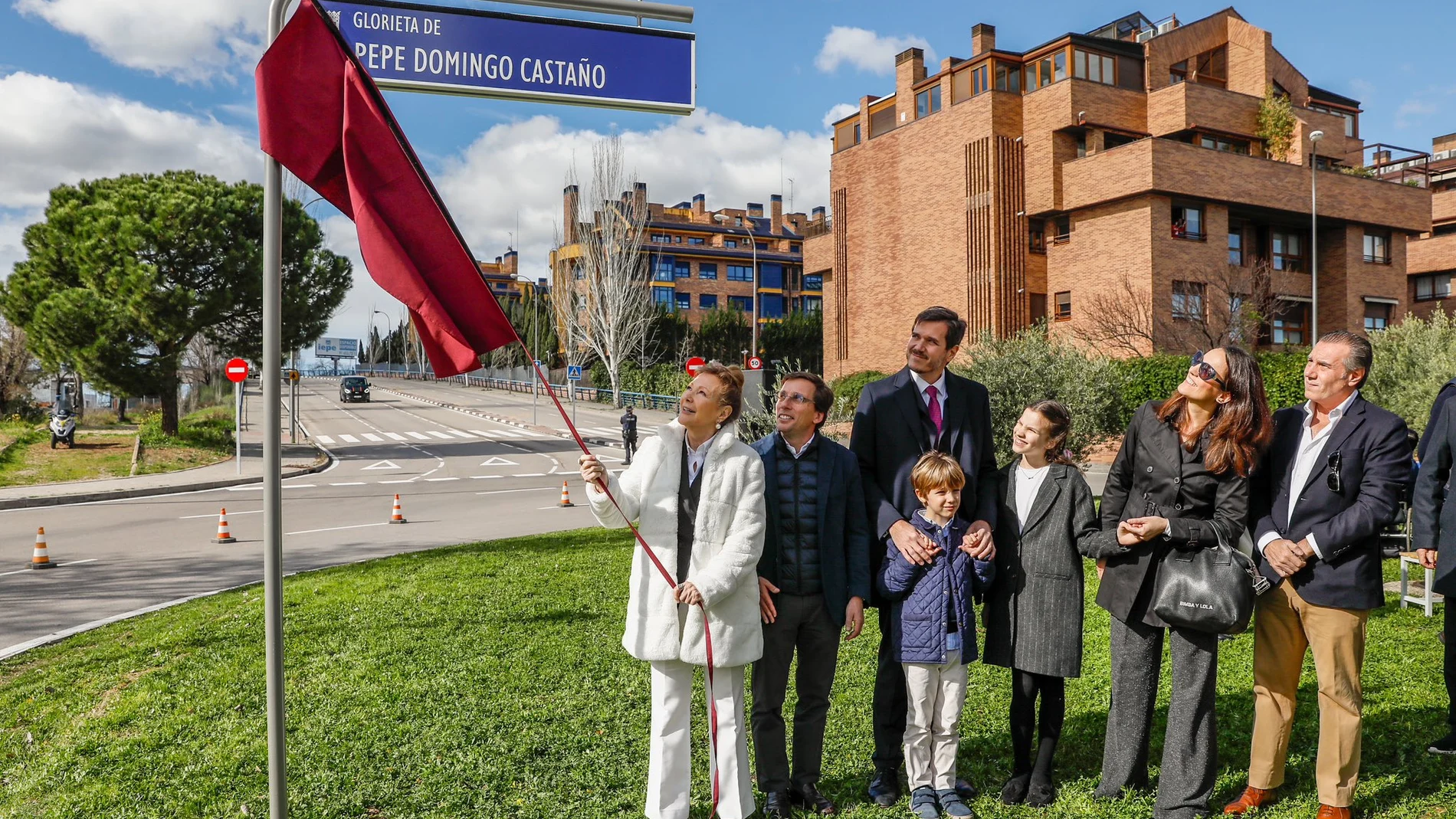 Familiares de Pepe Domingo Castaño junto al alcalde de Madrid, José Luis Martínez-Almedia, en el homenaje al periodista deportivo