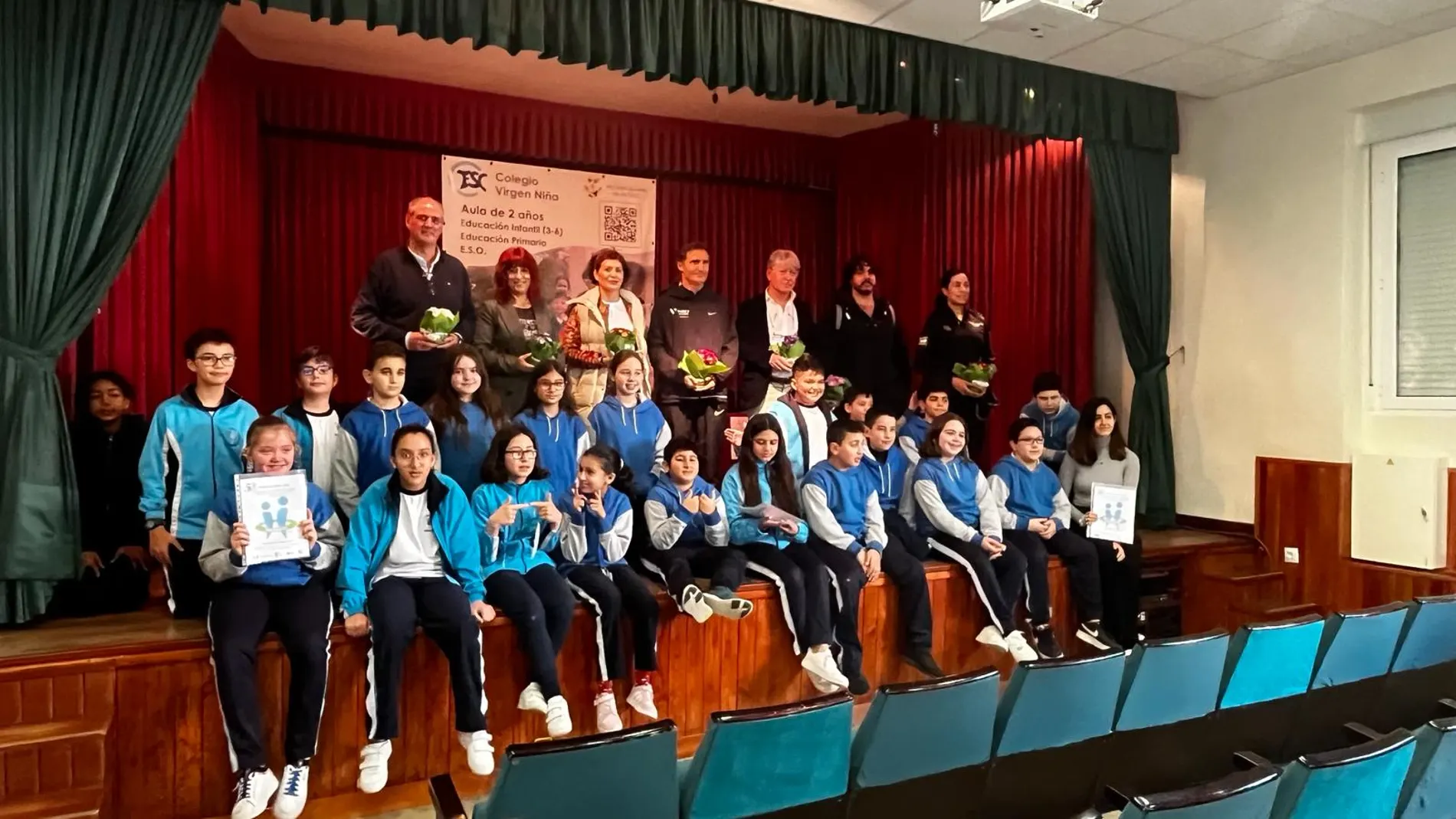 Los participantes en la presentación del programa junto a alumnos del colegio Virgen Niña de Valladolid