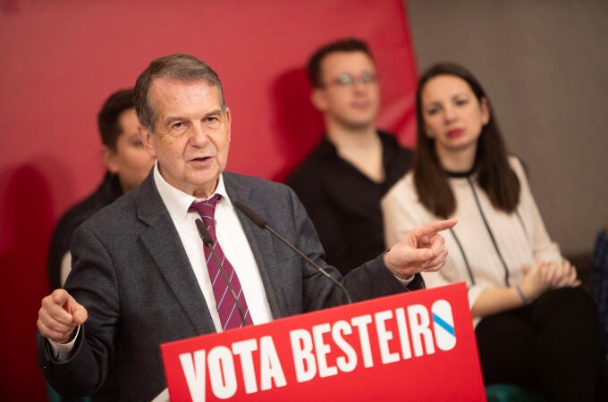 El expresidente del Gobierno José Luis Rodríguez Zapatero interviene en un acto de campaña junto al secretario general del PSdeG de Vigo y alcalde de la ciudadAbel Caballero