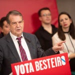 El expresidente del Gobierno José Luis Rodríguez Zapatero interviene en un acto de campaña junto al secretario general del PSdeG de Vigo y alcalde de la ciudadAbel Caballero