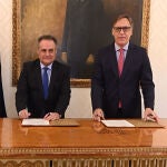 El alcalde de Salamanca, Carlos García Carbayo, y Jesús Miguel Rodríguez González, suscriben el acuerdo