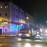 Bomberos de Burgos sofocando el incendio