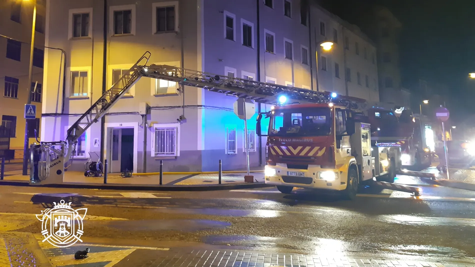 Bomberos de Burgos sofocando el incendio