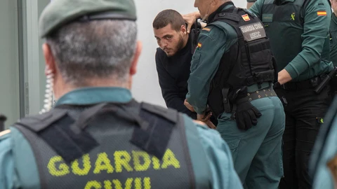 Traslado a los juzgados de Barbate de uno de los ocho detenidos por la muerte de dos guardias civiles