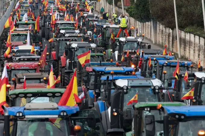 Pedro Sánchez fríe a multas a agricultores y ganaderos por las tractoradas