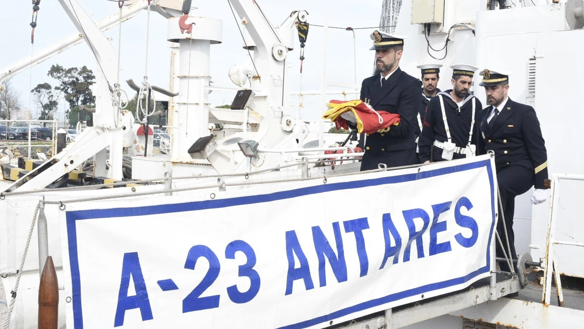 El buque hidrográfico Antares, en el acto de baja tras 50 años de servicio