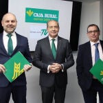 El director general de Caja Rural, Cipriano García (C), presenta el balance anual de Caja Rural correspondiente a 2023, acompañado por el director de Imagen y Comunicación, Narciso Prieto, y el director de Expansión, Alejandro Hidalgo