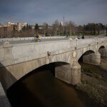 AMP.- Una jueza permite la 'mascletà' de Almeida en el Puente del Rey de Madrid Río