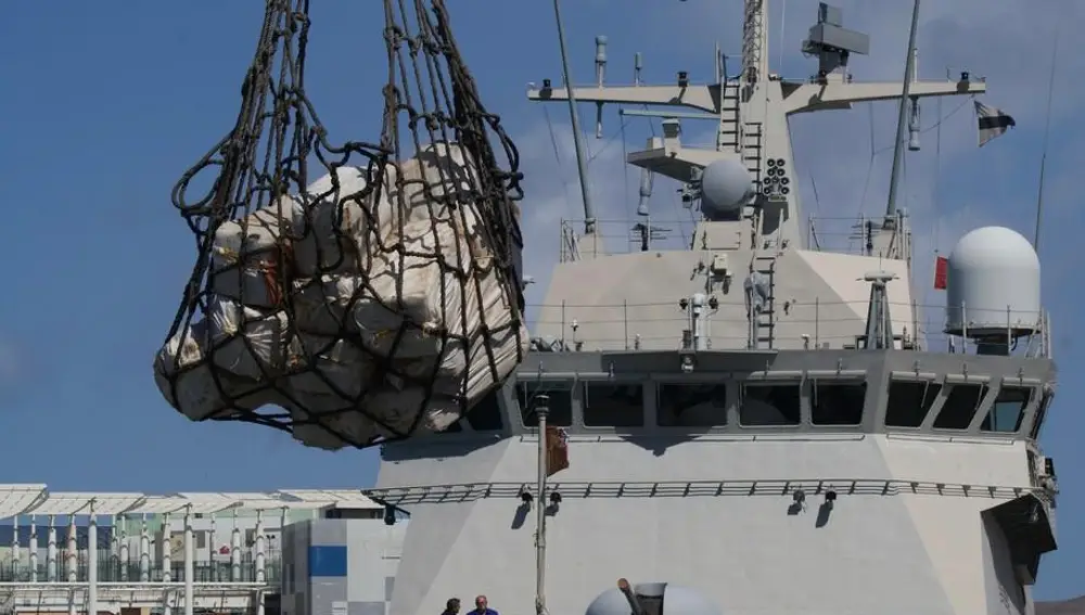 Un buque de la Armada con fardos que incautaron a narcotraficantes