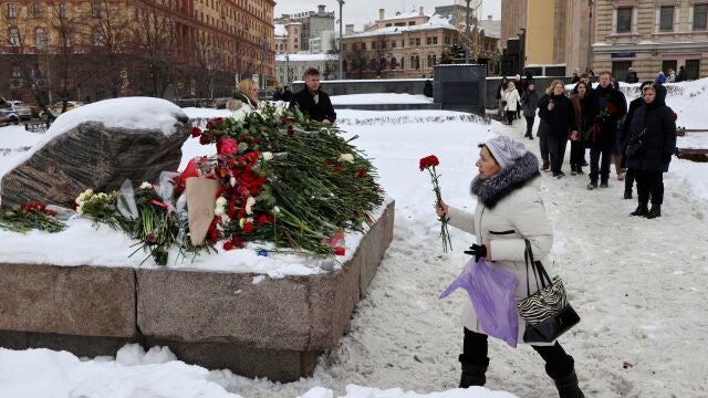 Ciudadanos anónimos depositan flores en un memorial por el fallecido opositor ruso Alexei Navalni en Moscú
