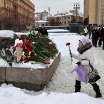 Ciudadanos anónimos depositan flores en un memorial por el fallecido opositor ruso Alexei Navalni en Moscú