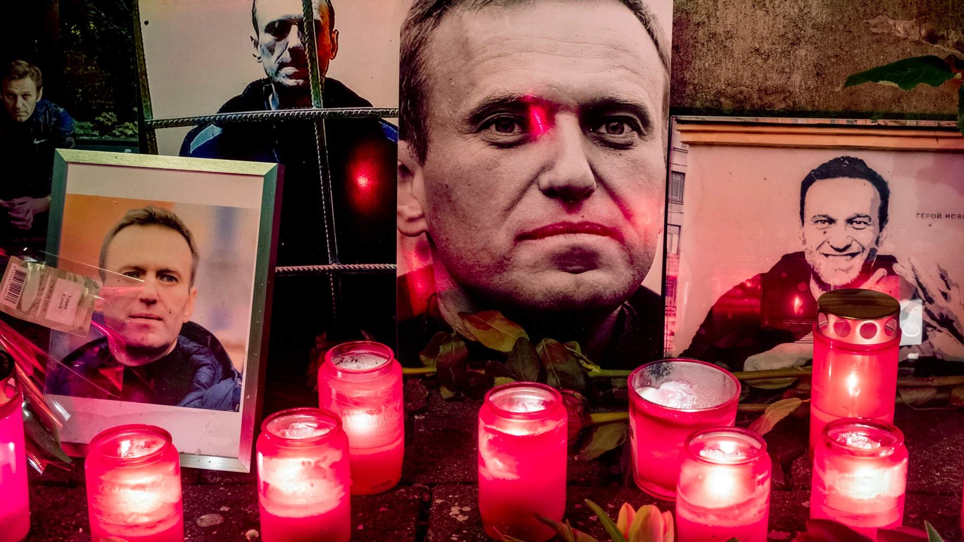 Velas y flores en homenaje a Alexei Navalni frente al consulado de Rusia en Fráncfort
