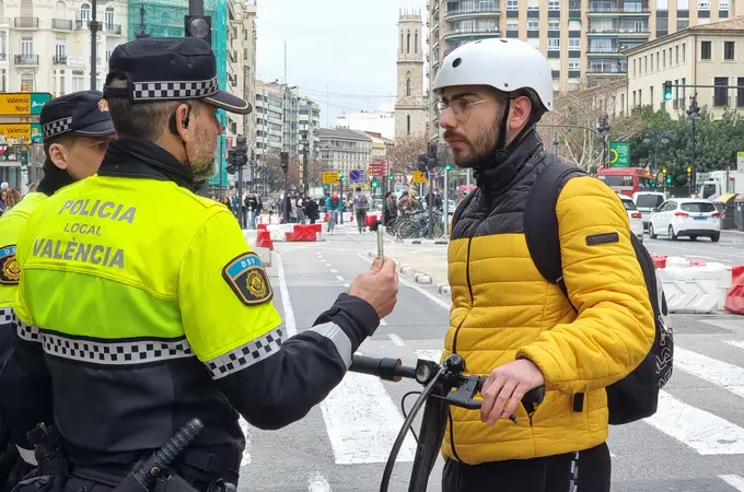 Casi ochocientas denuncias en los primeros días de controles a bicis y patinetes en Valencia