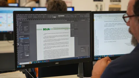 Instalaciones del Boletín Oficial de la Junta de Andalucía en Sevilla, durante una reciente visita del consejero de la Presidencia