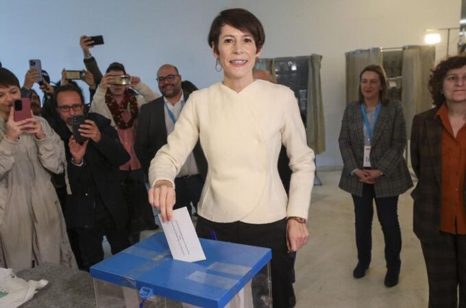 Ana Pontón, candidata de BNG, deposita su voto en las urnas