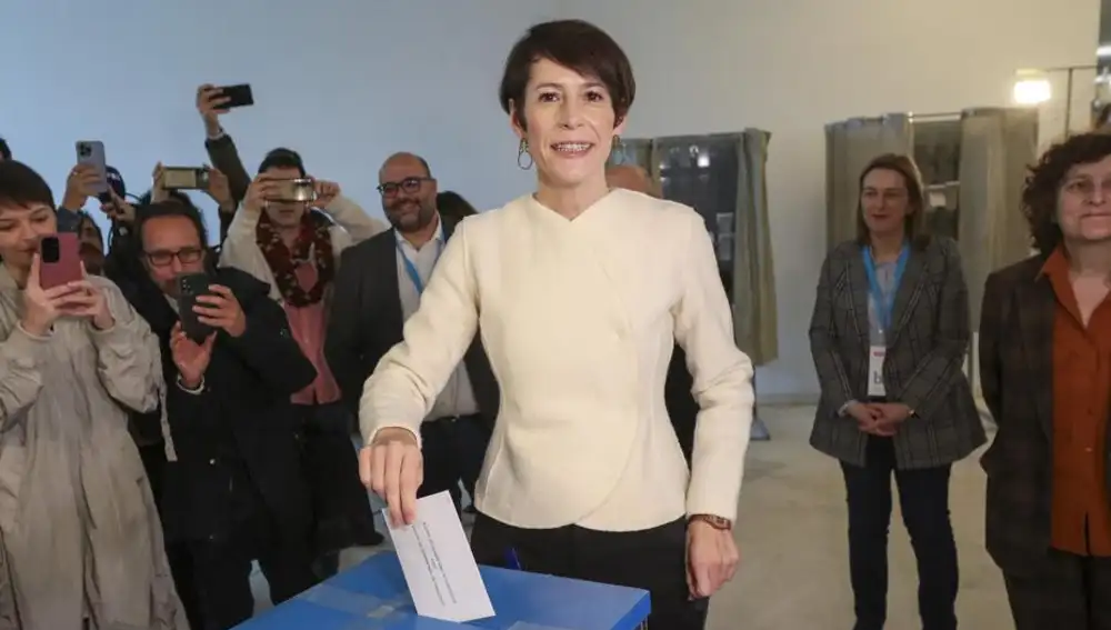 Ana Pontón, candidata de BNG, deposita su voto en las urnas