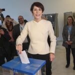 Ana Pontón, candidata de BNG, deposita su voto en las urnas