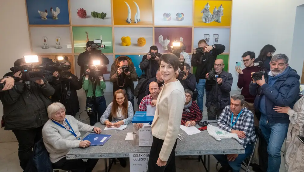 Ana Pontón ejerce su derecho a voto en Santiago de Compostela