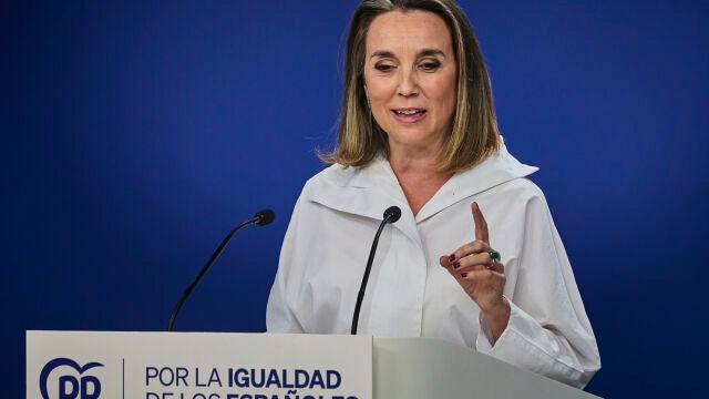 Rueda de prensa de Cuca Gamarra en la sala de prensa del Partido Popular después de la jornada electoral de la