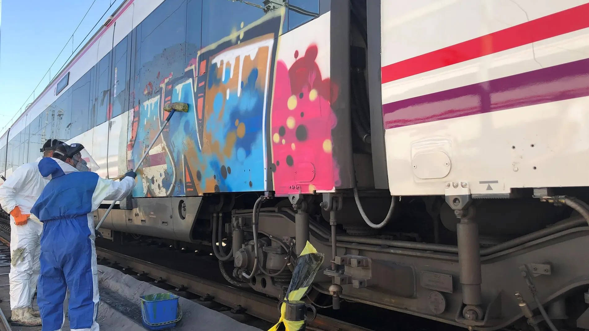 Operarios limpian grafitis de varios vagones