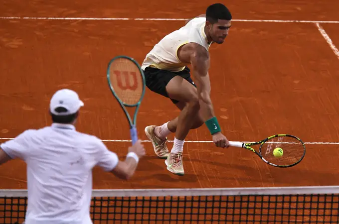 Jarry desarma a Alcaraz, que acabó lanzando la raqueta al suelo de desesperación, en las semifinales de Buenos Aires