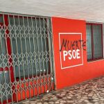 Pintadas en la sede de la Agrupación del PSOE Nervión-San Pablo 