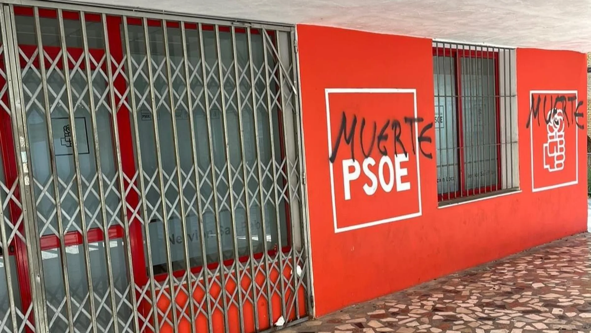 Pintadas en la sede de la Agrupación del PSOE Nervión-San Pablo