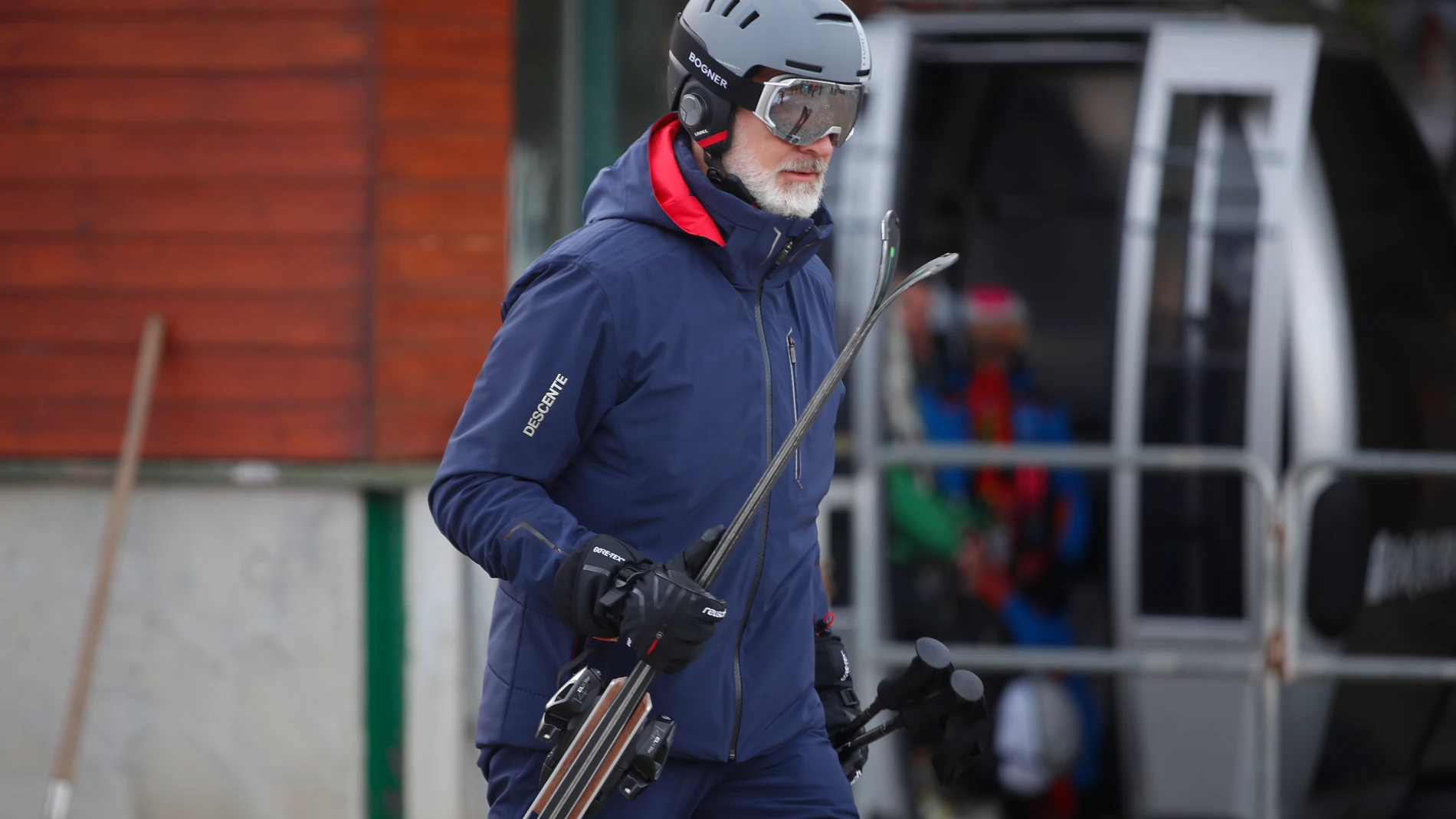 BAQUEIRA BERET, 18/02/2024.- El rey Felipe VI a su llegada a la estación de esquí de Baqueira Beret, este domingo, durante una jornada de esquí. EFE/ Javier Cebollada 