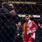 Topuria, campeón mundial de peso pluma UFC tras un KO a Volkanovski en el segundo asalto