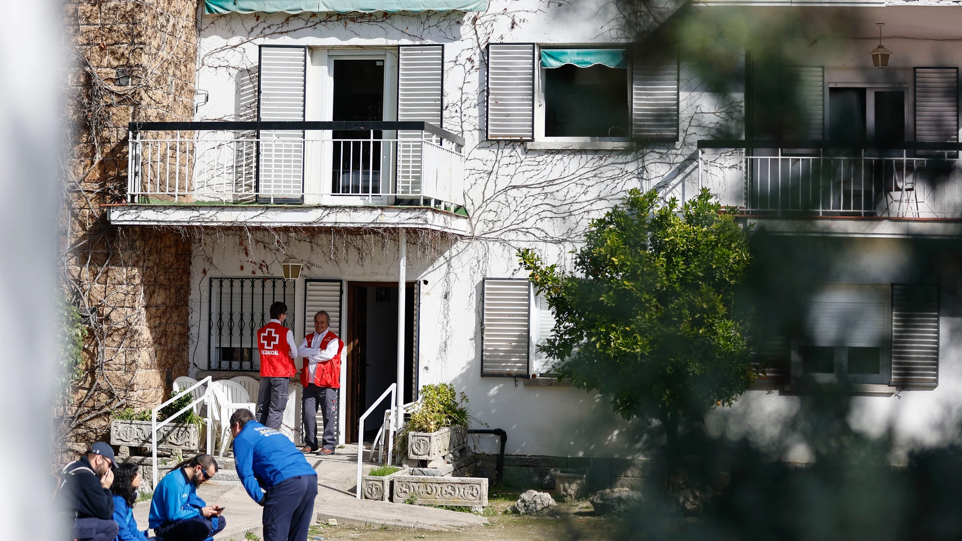 GRAF6301. ARAVACA (MADRID), 18/02/2024.- Dos mujeres fallecieron este domingo y otra permanece en estado crítico, víctimas de un incendio registrado en una residencia de ancianos en el noroeste de Madrid, informó el servicio de emergencias de la capital española. Según la fuente, en el incendio, declarado poco antes de las 7:00 horas, otras diez personas resultaron heridas leves y fueron trasladadas a centros hospitalarios afectadas por inhalación de humo. EFE/ Rodrigo Jimenez