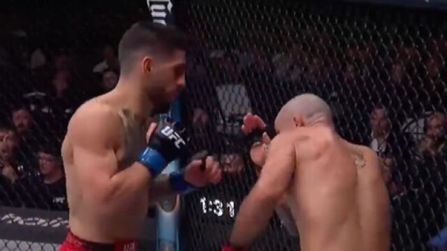  Ilia Topuria durante el combate con Volkanovski