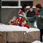 Un hombre deposita flores en homenaje al fallecido Alexei Navalni en Moscú