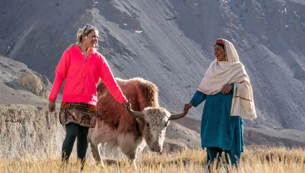 Samantha con su suegra, pastoreando un yak