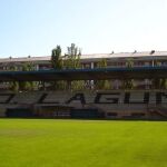 Imagen de las gradas principales del estadio municipal de La Laguna, en Laguna de Duero